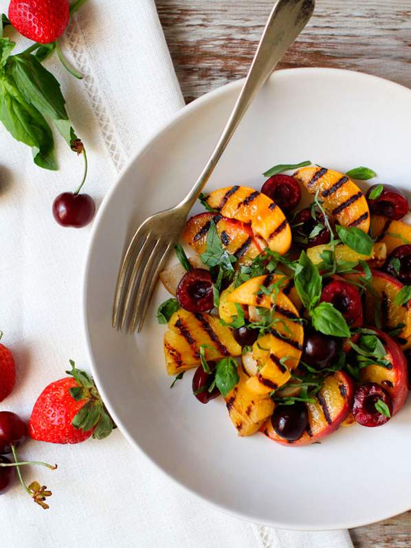 Ensalada de frutas grilladas