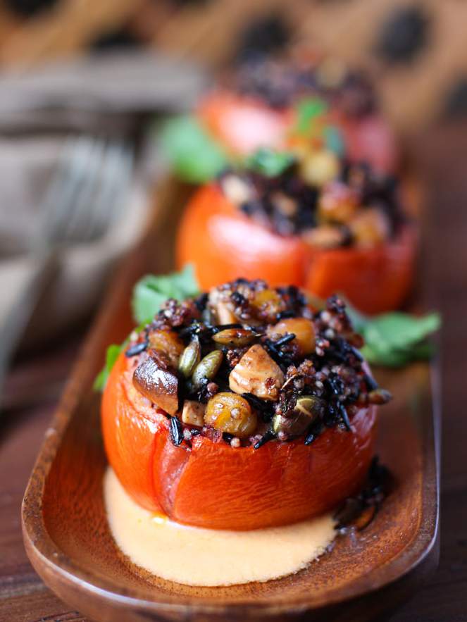 Tomates rellenos de arroz negro y mijo