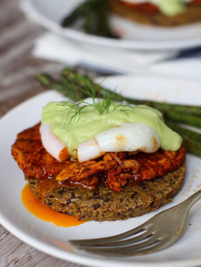 Huevos benedict con pollo y salsa de aguacate
