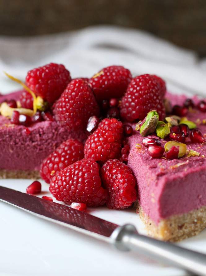 Cheesecake vegano de frambuesa y remolacha